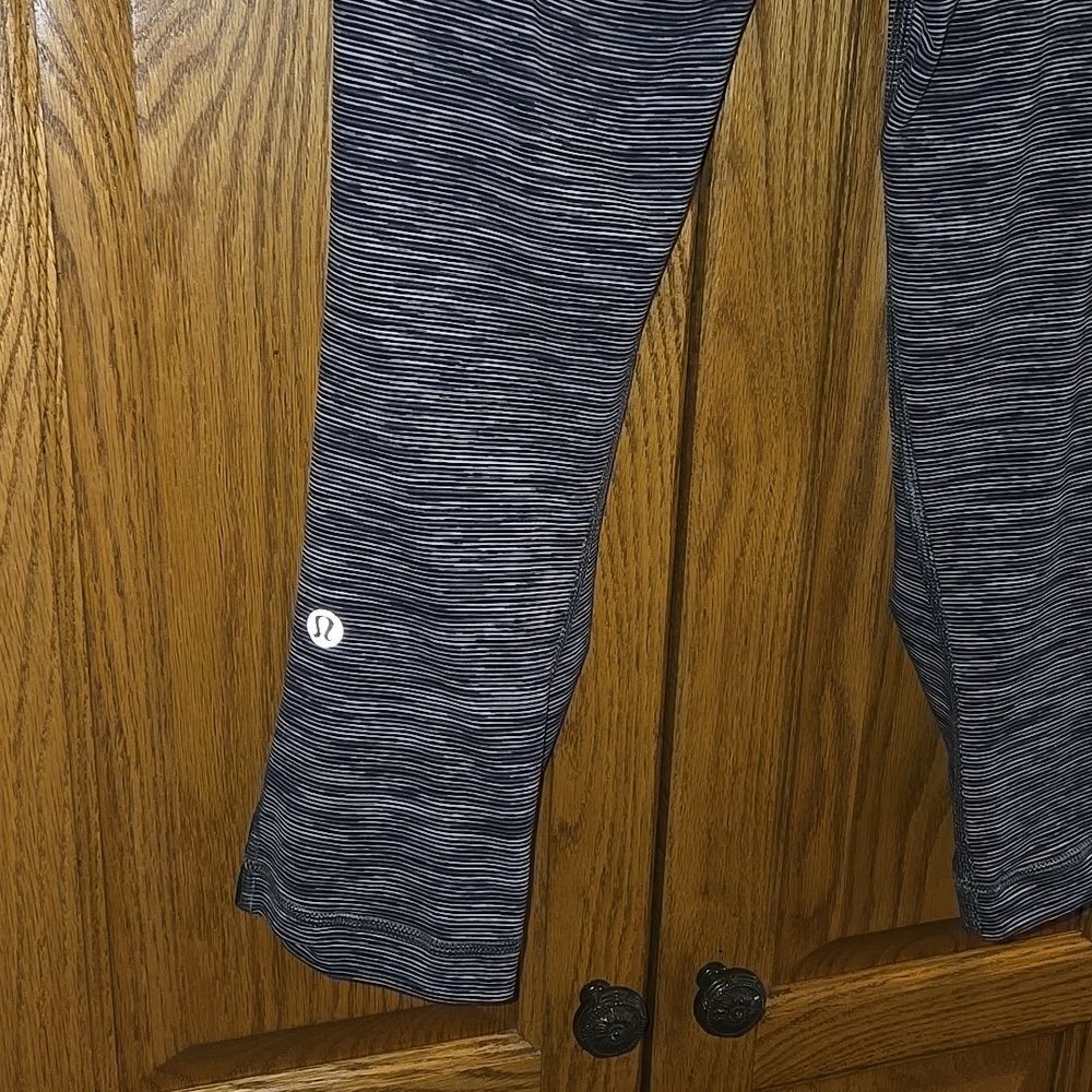 Lululemon cropped legging sheer side panel zippered pocket in back size 4 - Picture 6 of 15